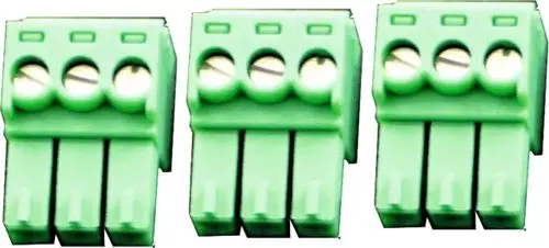 Drei grüne Stecker mit drei Anschlussklemmen, die für elektrische Verbindungen verwendet werden, zusammengestellt auf einer Fläche. Marke „Wolf“ ist hierbei nicht direkt sichtbar.